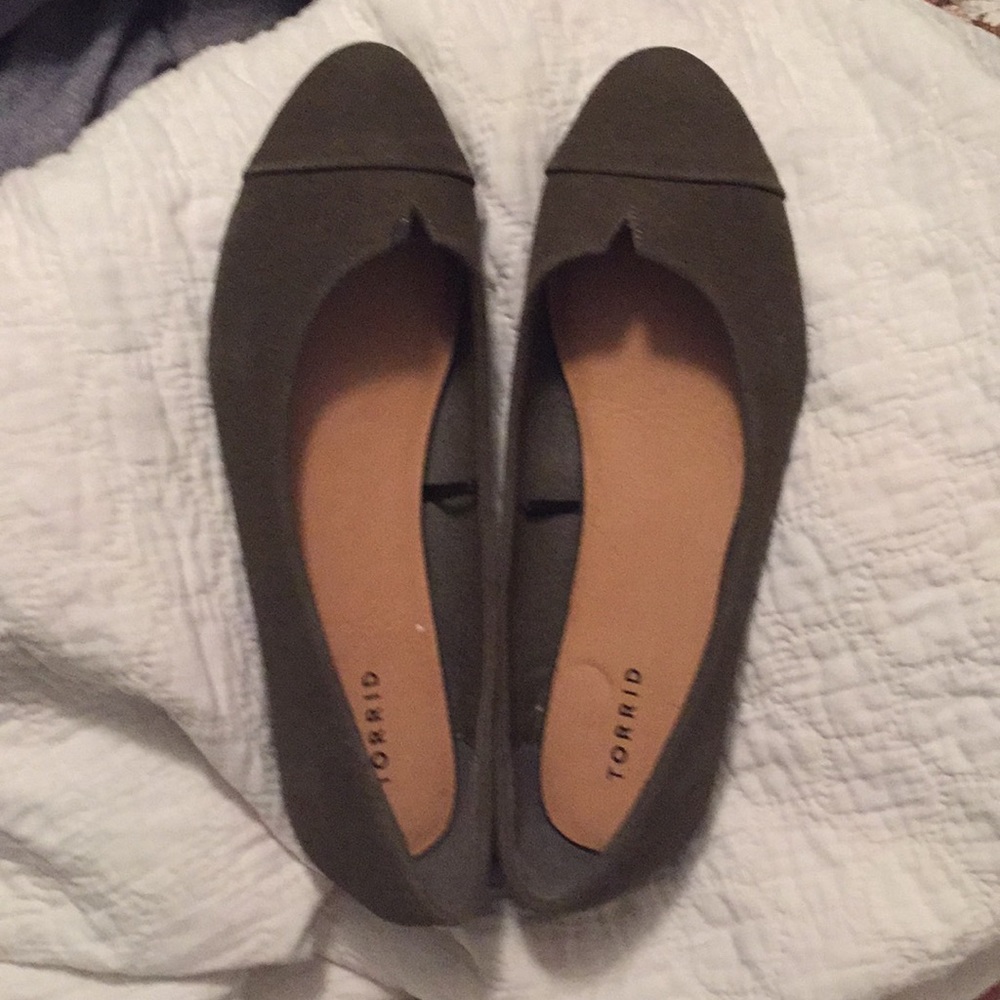 NWOT Size 12 olive green flats Torrid